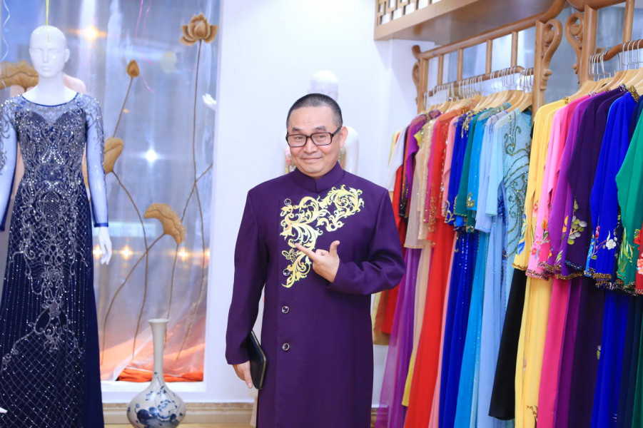 Nghệ sĩ Xuân Hinh “đỏm dáng” với áo dài